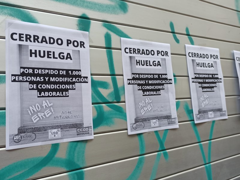 Concentració a les portes de la botiga Douglas de Lloret, aquest 20 d'abril.