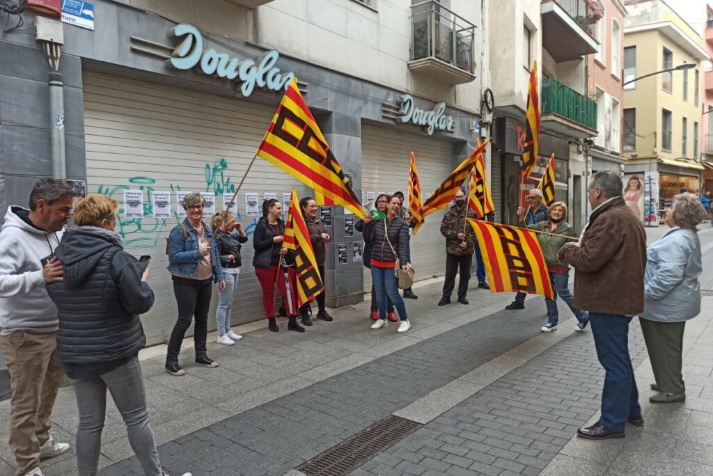 Concentració a les portes de la botiga Douglas de Lloret, aquest 20 d'abril.