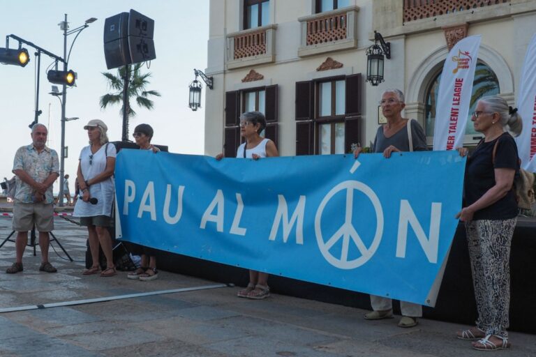 Minut de silenci per denunciar l'assassinat de 37 persones i molts més ferits (Plataforma per la Pau)