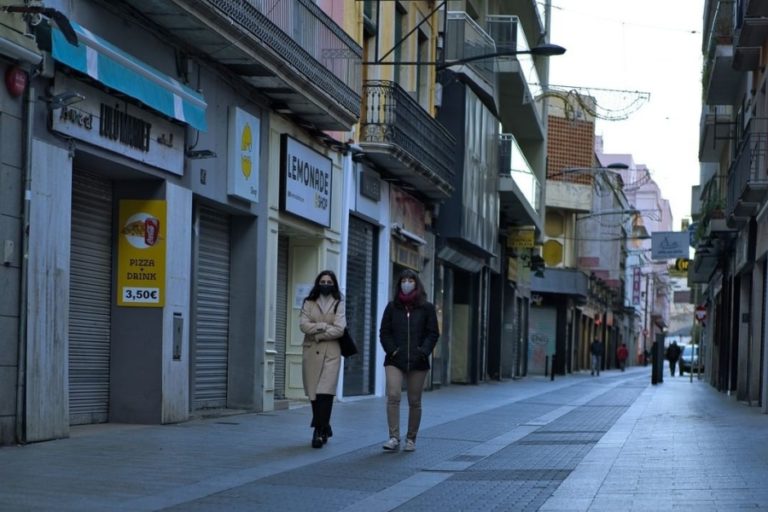 El carrer Sant Pere, amb les botigues tancades (NRLL)