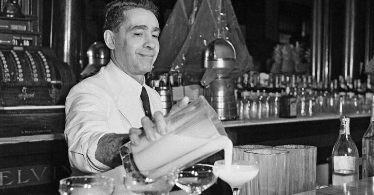 Constantí Ribalaigua, preparant el famós Daiquiri a El Floridita (Havana Club)