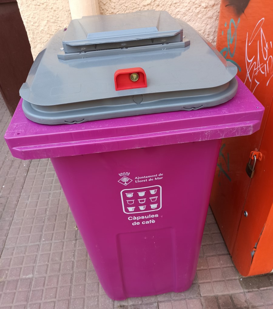 Un dels contenidors per recollir càpsules de cafè