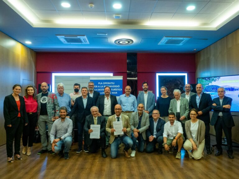 Signatura del conveni entre Ajuntament i Mesa Empresarial de Turisme