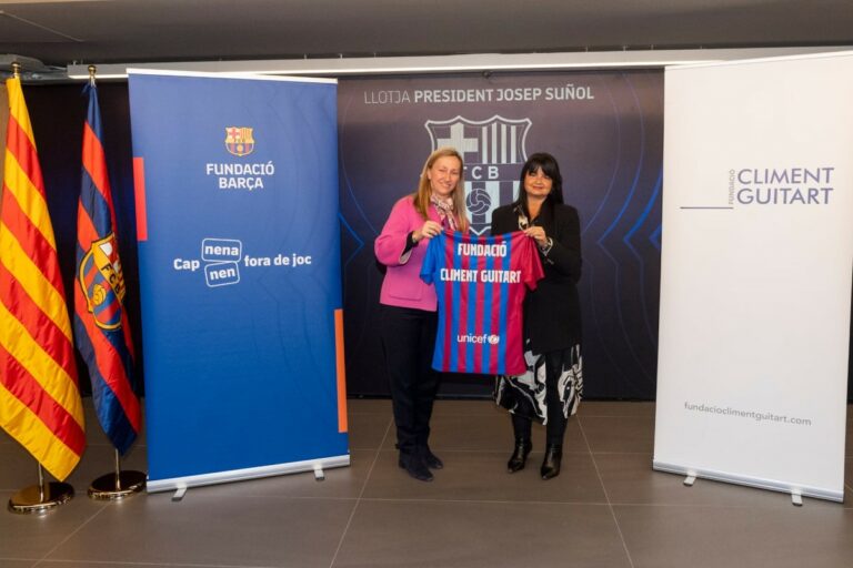 Cristina Cabañas, presidenta de la Fundació Climent Guitart, i Marta Segú, directora general de la Fundació FC Barcelona, durant l'acte de la signatura del nou conveni (Fundació FC Barcelona)