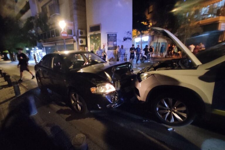 El cotxe dels detinguts, després d'envestir el vehicle de la Policia Local de Lloret.