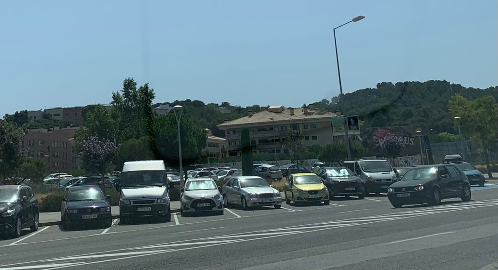 Cotxes aparcats en l'entrada a Lloret per la part de Fenals i Santa Clotilde.