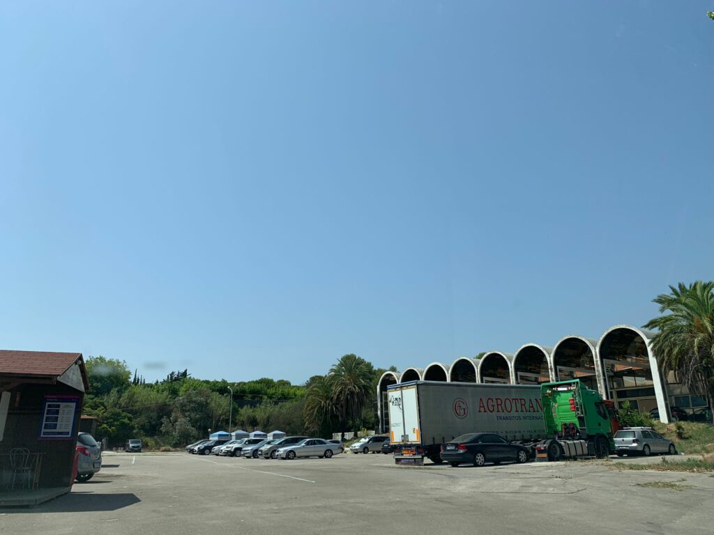 Un dels pàrquings on s'hi permet l'estacionament de turismes, al Gran Palace.