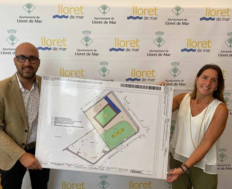 L'alcalde i la regidora a la presentació del projecte (Junts per Lloret)