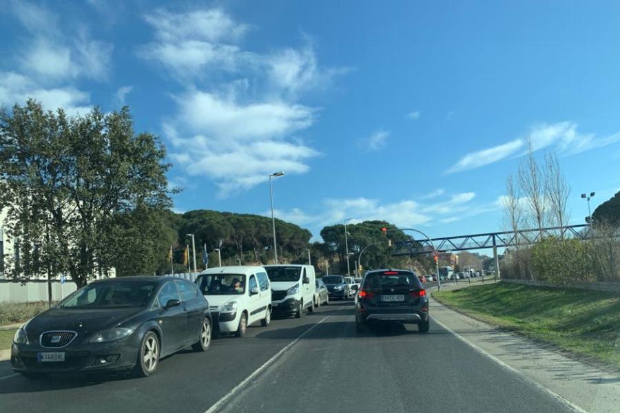 Les cues de trànsit, ahir, en l'accés a Lloret per la C-63.