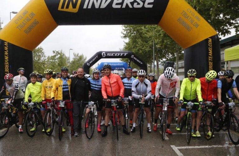 Miguel Indurain i Nani Roma gaudeixen de Lloret i el seu entorn practicant el ciclisme, al costat dels aficionats