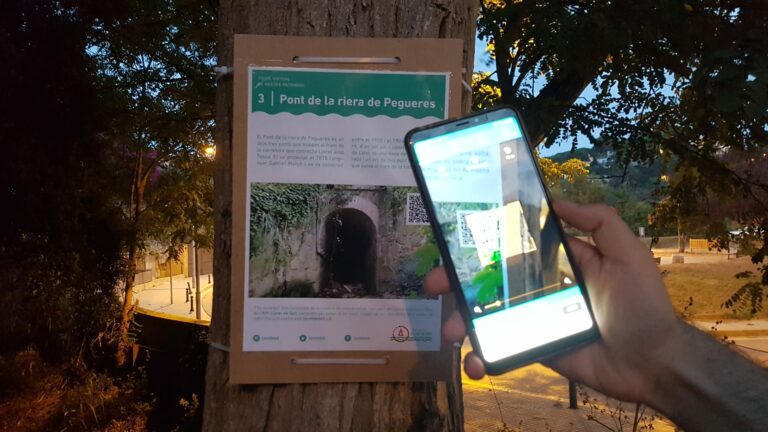 Un dels plafons amb el codi QR, a Lloret de Dalt