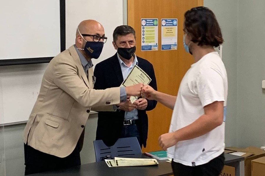 L'alcalde i el regidor en l'entrega de diplomes del curs de gestió forestal (Ajuntament de Lloret de Mar)