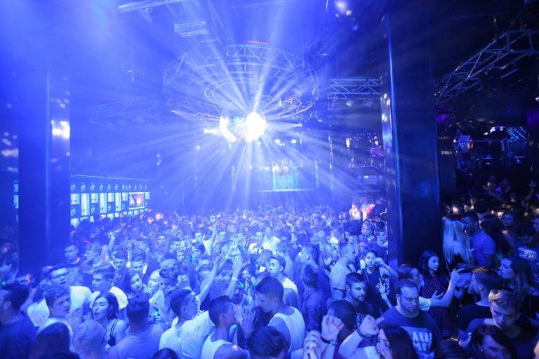 Ballant a la pista, abans de la pandèmia (Discoteca Tropics)