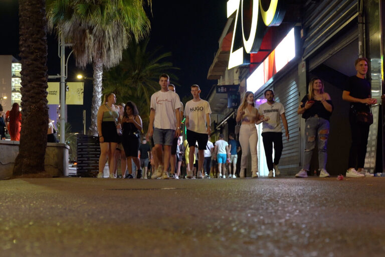 Turistes a la 'riera', de nit, aquesta setmana a Lloret