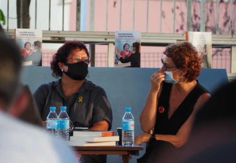 Les germanes Dolors i Montse Bassa presentant el llibre (Núvol)