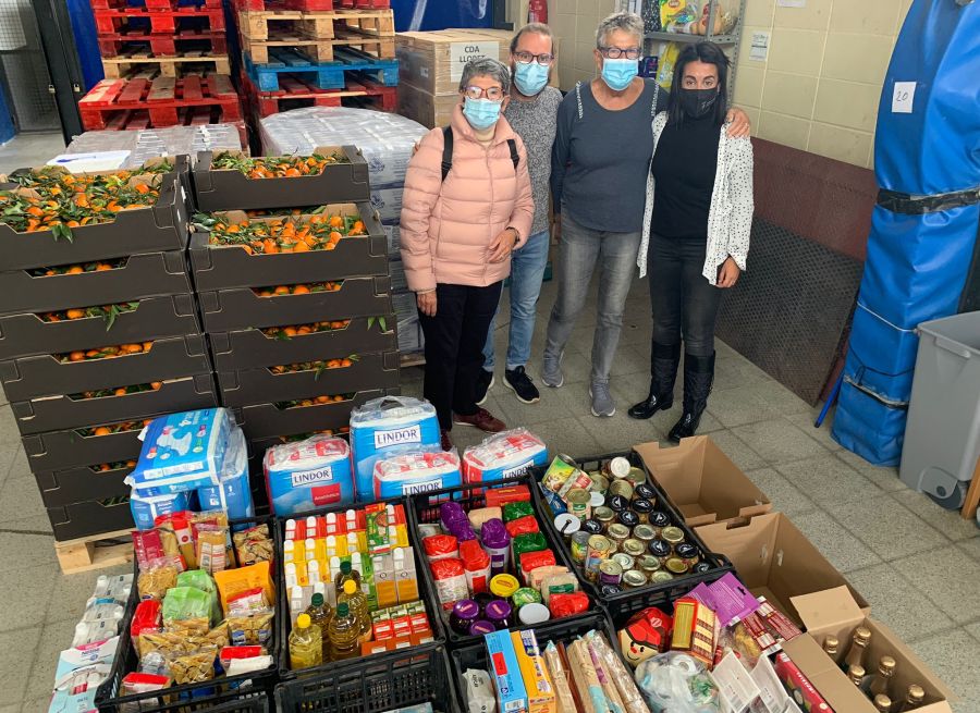 Els veïns de Lloret de Dalt, amb Lucia Echegoyen i la regidora Arantxa Jiménez, al CDA.