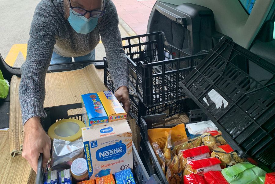 Lluís Cruz, descarregant els aliments del cotxe.