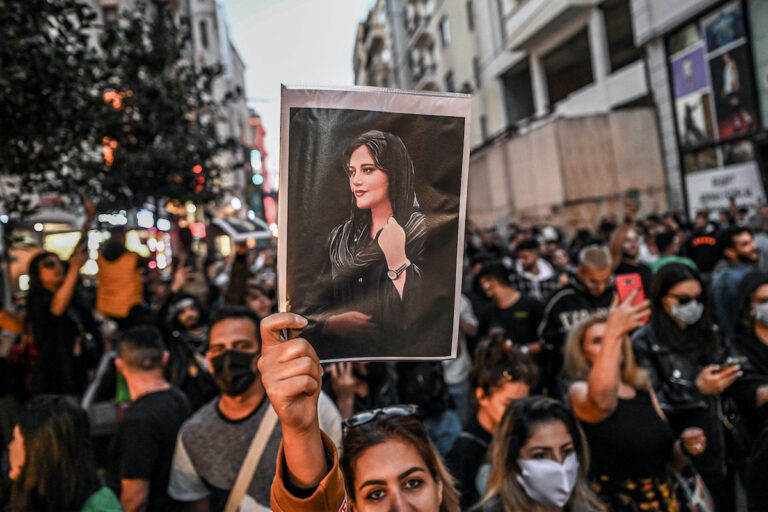 Una manifestació de dones iranianes arran de l'assassinat de Masha Amini (MSNBC News)