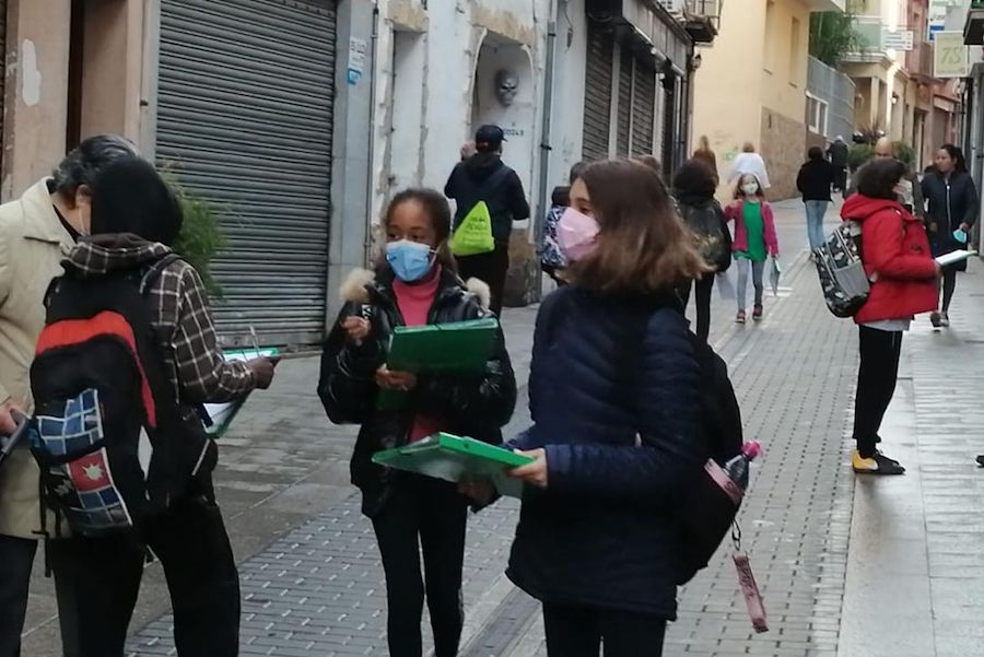 Els alumnes del Pere Torrent, fent l'enquesta al carrer.