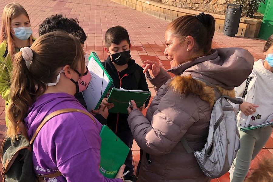 Els alumnes del Pere Torrent, fent l'enquesta al carrer.