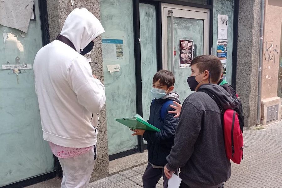 Els alumnes del Pere Torrent, fent l'enquesta al carrer.