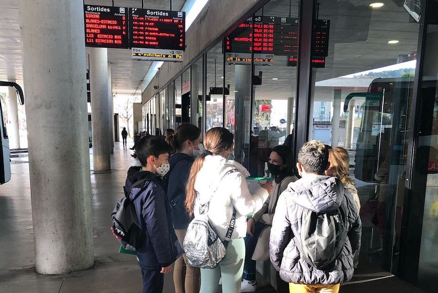 Els alumnes del Pere Torrent, fent l'enquesta al carrer.