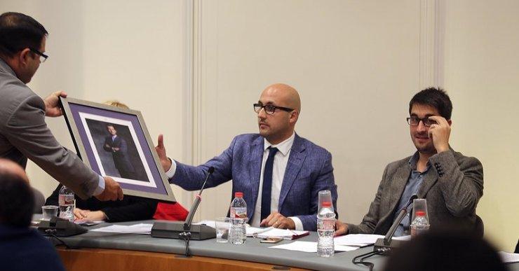 El PPC entrega un quadre del rei Felip a l’alcalde perquè el pengi a la sala de plens