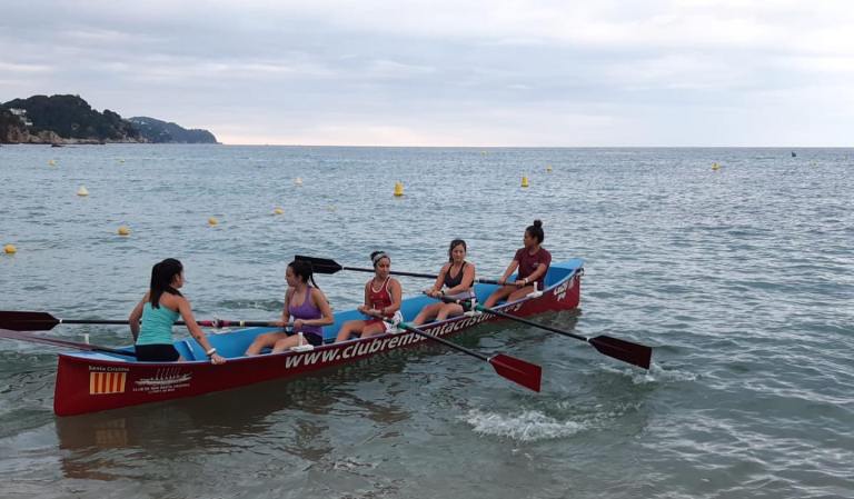 Equip femení del club de rem Santa Cristina.