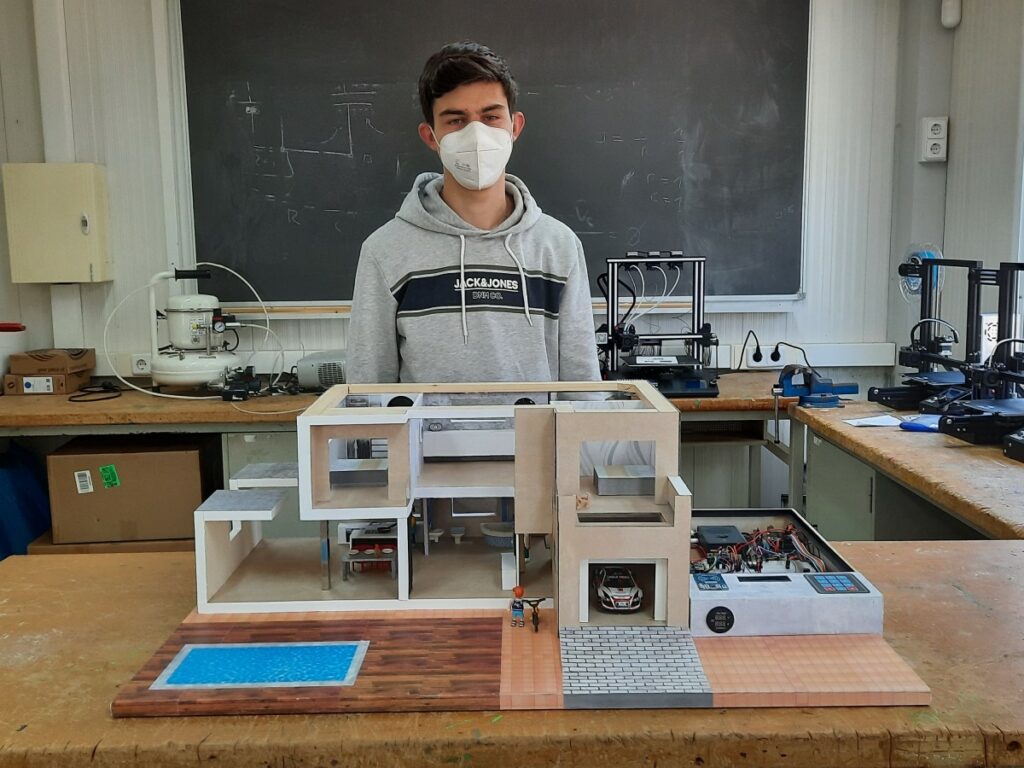 Eric Casañé amb el seu treball de recerca (Institut Coll i Rodés)