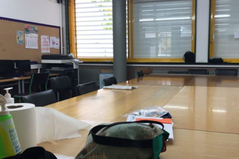 Una finestra ventilant a l'aula (Pompeu Fabra)