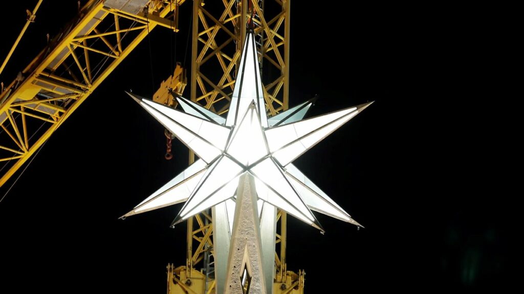 Estel lluminós de la nova torre de la Sagrada Família.