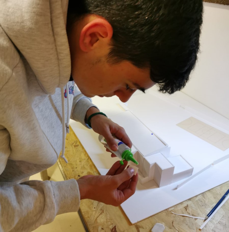 L'Esteve elaborant la maqueta