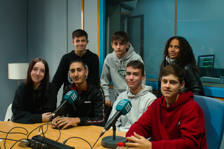 Alumnes dels diferents centres, als estudis de la ràdio
