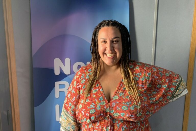 Eva Cabezas, als estudis de la ràdio