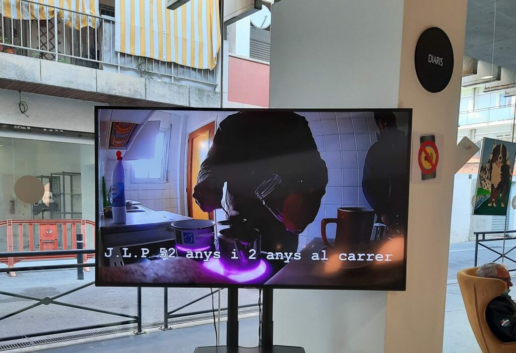 Les imatges en vídeo també formen part de l'exposició dels sense llar.