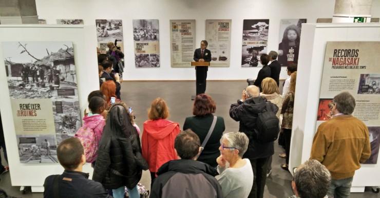 El cònsol del Japó inaugura l’exposició ’70 anys de la bomba atòmica’