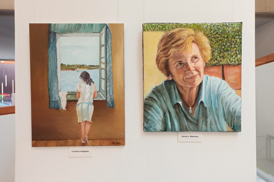 Una columna amb dos dels quadres de la mostra Pintors de Lloret