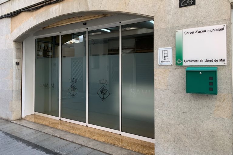 facana exterior de larxiu municipal de Lloret