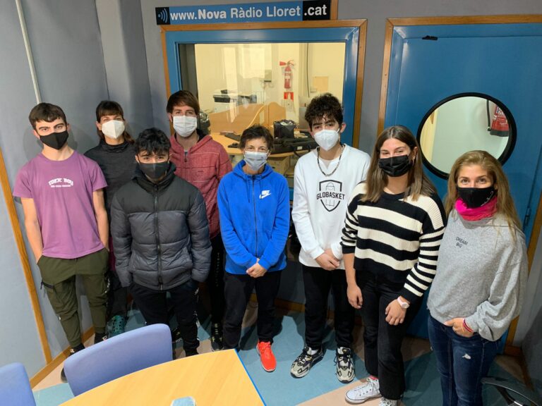 Els estudiants i mestres han vingut a presentar l'Estudiant de Ferro a la ràdio.