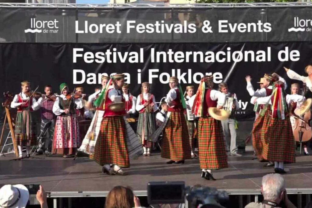 Festival folklòric a la plaça Pere Torrent
