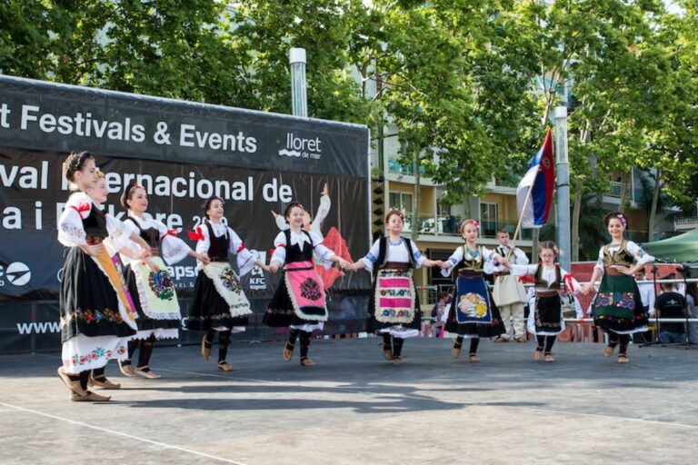 Festival folklòric a la plaça Pere Torrent