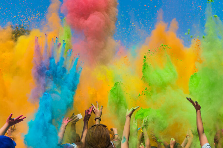La festa Holi de pols de colors prové de la Índia.