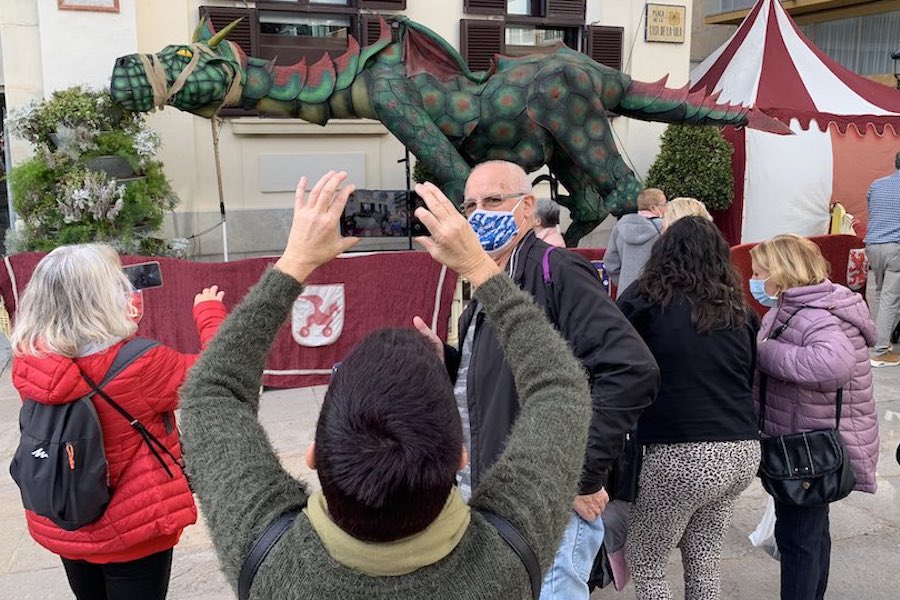 El drac de la plaça d ela Vila ha estat molt fotografiat.