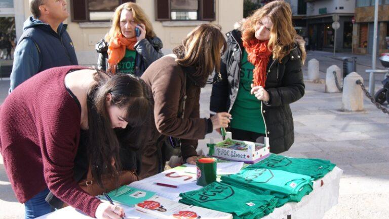 La PAH recull firmes a la vila sobre la ILP d’habitatge i pobresa energètica