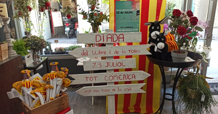 Llibreries i floristeries animen a tothom a celebrar el Sant Jordi d’estiu
