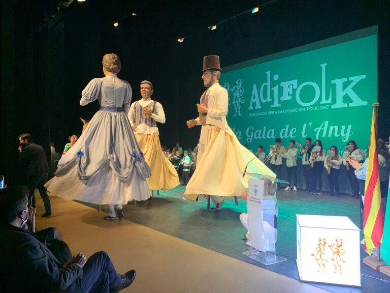 Els gegants indians de Lloret han obert la gala amb un ball.
