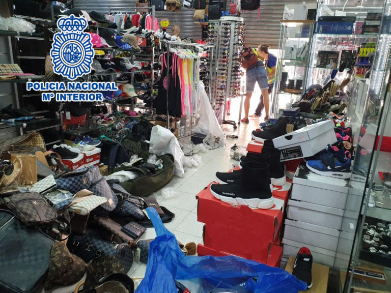 La Policia Nacional intervé més de 1.600 productes de luxe falsificats per un valor de 330.000 euros