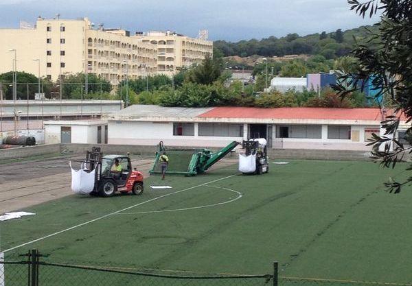 Renoven la gespa artificial del camp de futbol del Molí