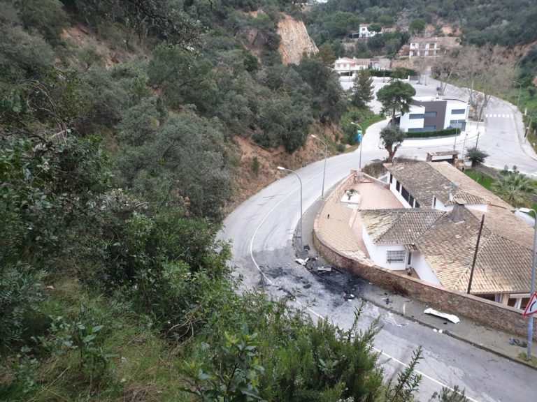 Moren dues persones en caure amb el cotxe per un desnivell de 30 metres a Lloret de Mar
