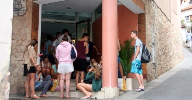 El turista caigut pel forat de l’escala evoluciona bé